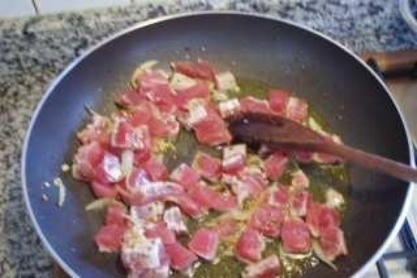 Rigatoni cu ton proaspat