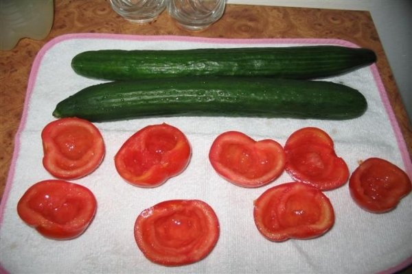 Rosii/castravetzi umpluti cu crema de branza