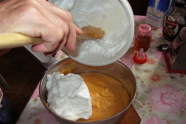 Sarlota cu crema caramel si vanilie