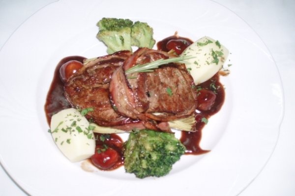 MUSCHI DE VITEL CU SOS DE FRUCTE DE PADURE