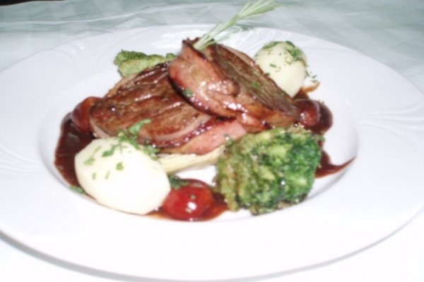 MUSCHI DE VITEL CU SOS DE FRUCTE DE PADURE