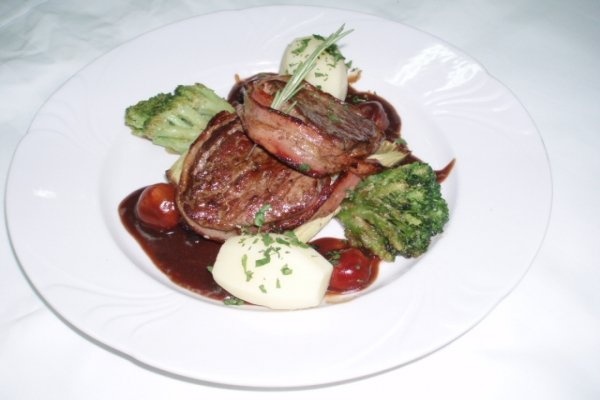 MUSCHI DE VITEL CU SOS DE FRUCTE DE PADURE