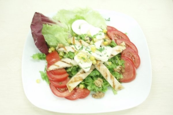 SALATA CU PUI SI BRANZA