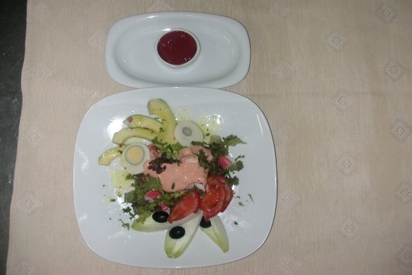 SALATA CU AVOCADO SI SURIMI