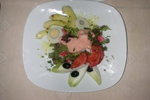 SALATA CU AVOCADO SI SURIMI