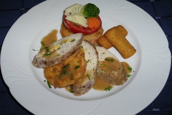 RULADA DE CURCAN UMPLUTA CU LEGUME