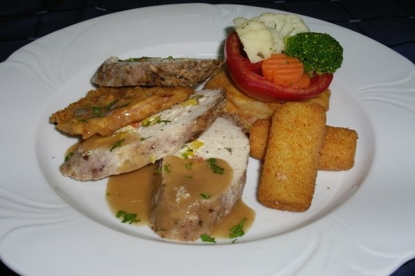 RULADA DE CURCAN UMPLUTA CU LEGUME