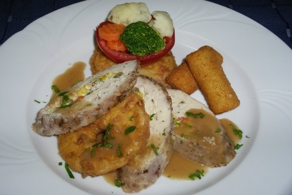 RULADA DE CURCAN UMPLUTA CU LEGUME