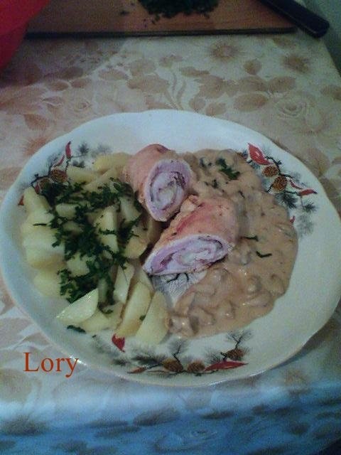 Rulouri din piept de pui cu sos de smantana