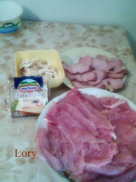 Rulouri din piept de pui cu sos de smantana