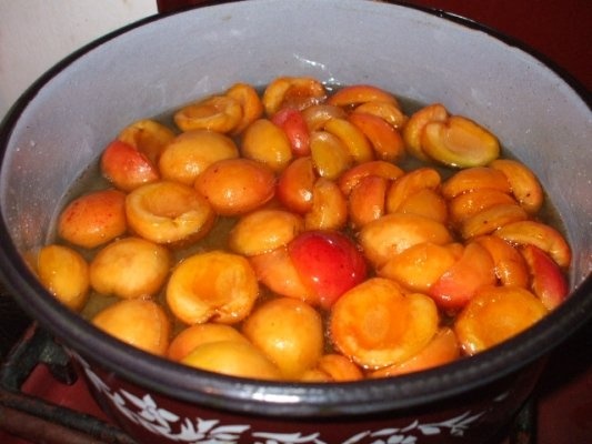 Dulceata de caise cu miezuri de nuci