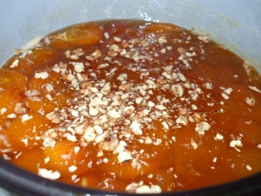 Dulceata de caise cu miezuri de nuci