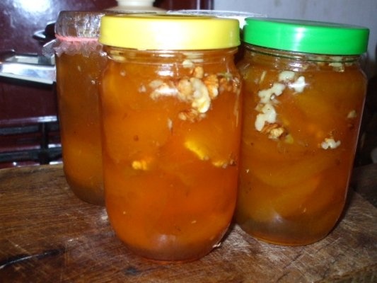 Dulceata de caise cu miezuri de nuci