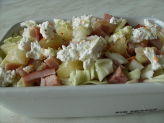 salata exotica cu ananas si carne