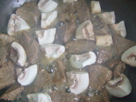 Carnita de porc cu ciuperci