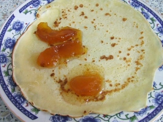 Clatite cu dulceata de piersici