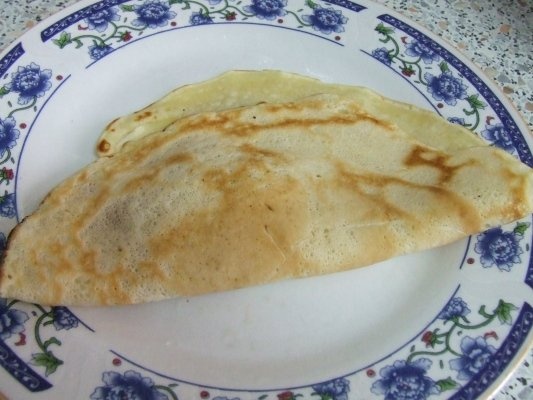 Clatite cu dulceata de piersici