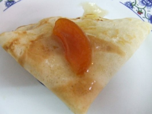 Clatite cu dulceata de piersici