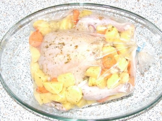 Pui la punga cu legume si fructe