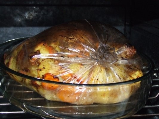 Pui la punga cu legume si fructe