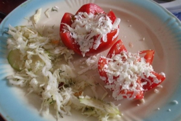 Chiftelute cu salata de varza si rosii