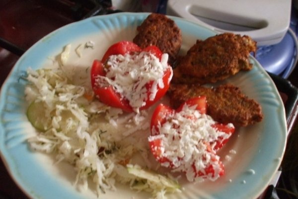 Chiftelute cu salata de varza si rosii