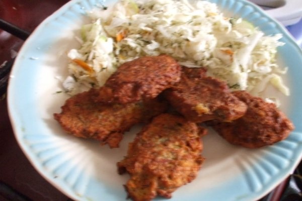 Chiftelute cu salata de varza si rosii