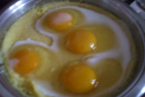 Ochiuri cu mamaliguta si brinza telemea