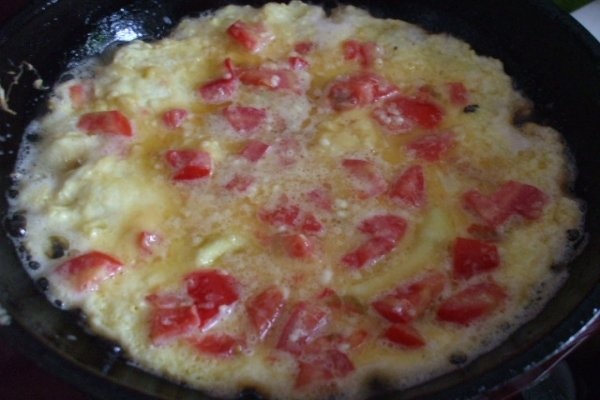 Omleta cu rosii si brinza telemea