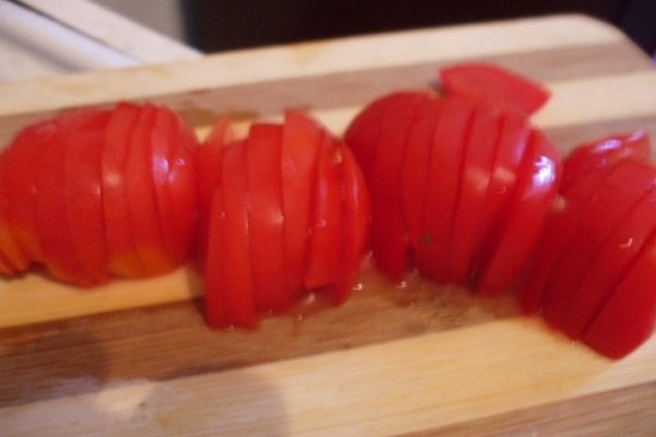 Cartofi noi cu brinza telemea si rosii