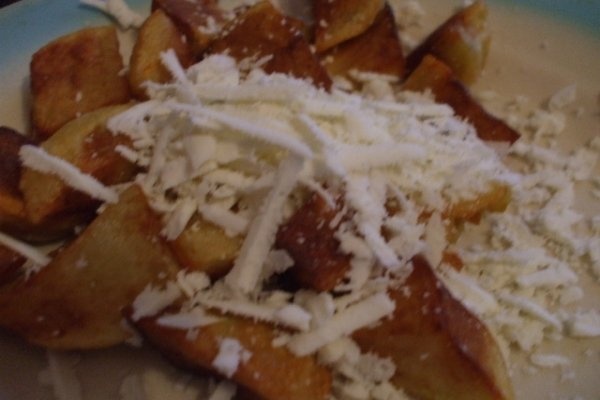 Cartofi noi cu brinza telemea si rosii