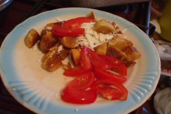 Cartofi noi cu brinza telemea si rosii