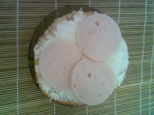 Sandvis cu sunca de pui