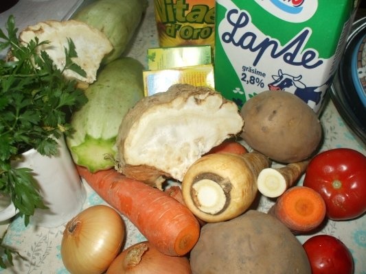 Supa crema de legume cu crutoane picante