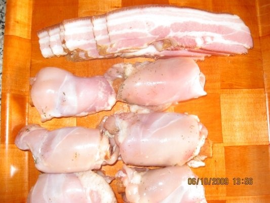 Pulpe de pui umplute cu carnaciori si invelite in bacon