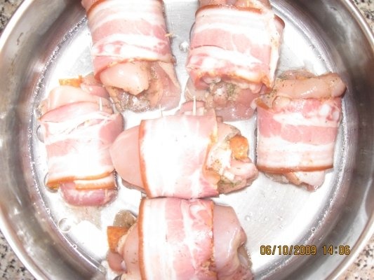 Pulpe de pui umplute cu carnaciori si invelite in bacon