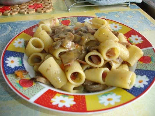 Pasta cu ciuperci si speck