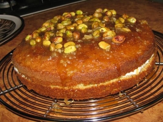 Tort cu fistic, crema de vanilie si topping de caramel