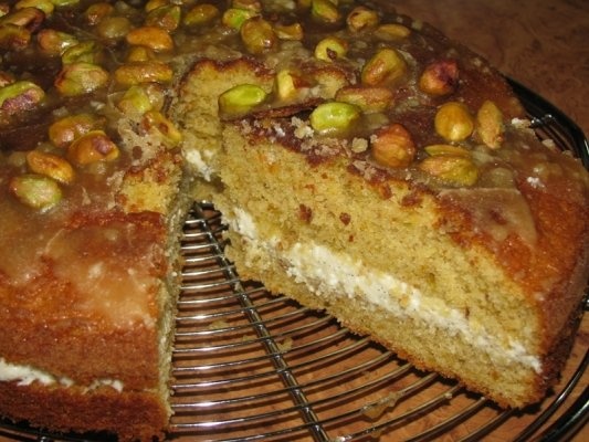 Tort cu fistic, crema de vanilie si topping de caramel