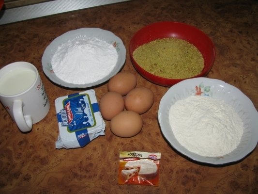 Tort cu fistic, crema de vanilie si topping de caramel