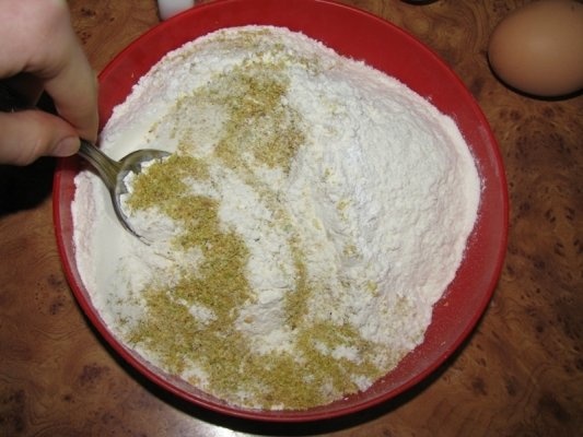 Tort cu fistic, crema de vanilie si topping de caramel