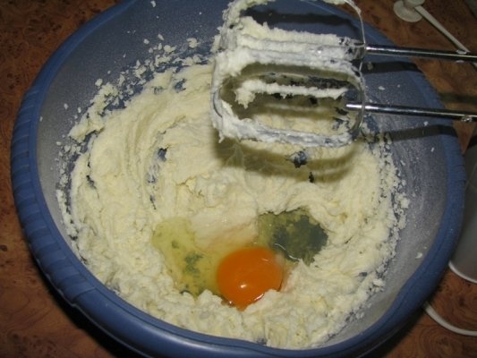 Tort cu fistic, crema de vanilie si topping de caramel