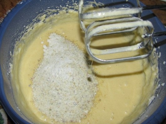 Tort cu fistic, crema de vanilie si topping de caramel