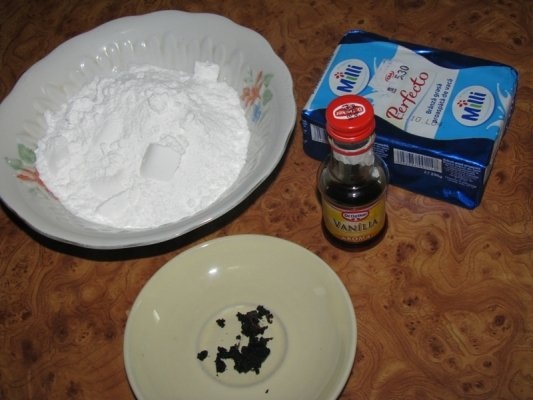 Tort cu fistic, crema de vanilie si topping de caramel