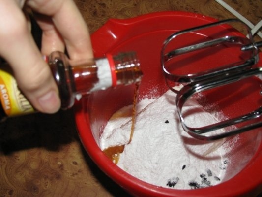 Tort cu fistic, crema de vanilie si topping de caramel