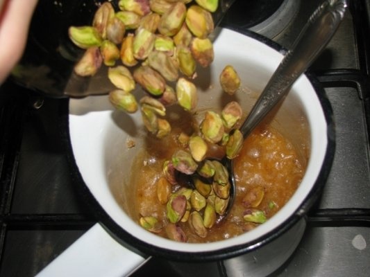 Tort cu fistic, crema de vanilie si topping de caramel