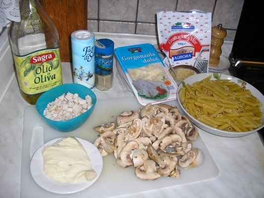 Pene cu ciuperci, piept de pui si gorgonzola