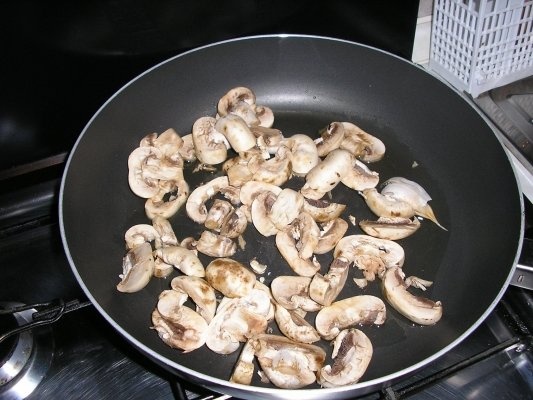 Pene cu ciuperci, piept de pui si gorgonzola