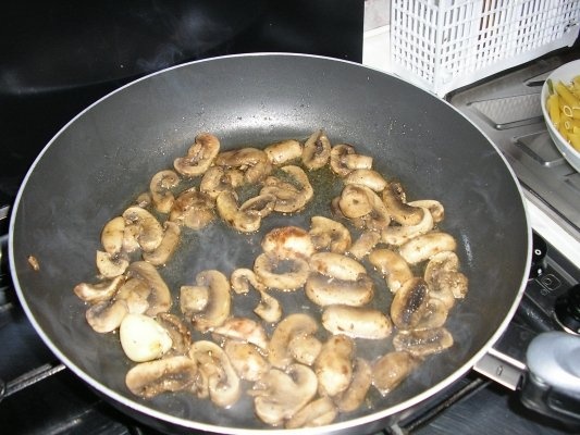 Pene cu ciuperci, piept de pui si gorgonzola