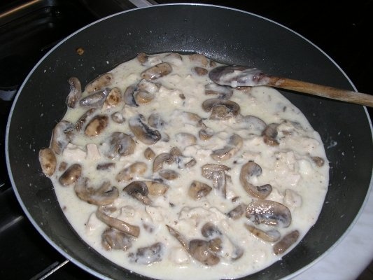 Pene cu ciuperci, piept de pui si gorgonzola